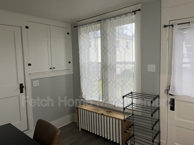 Building Photo - 836 W Main St