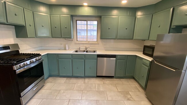 Building Photo - Recently Renovated 2 Bed 1.5 Bath Single F...