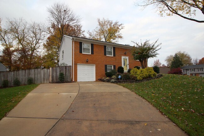 Building Photo - Large 4BR/3B Brick Home