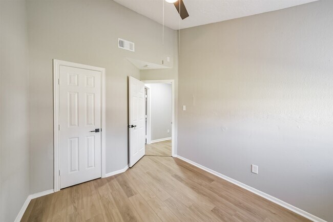 Building Photo - 10826 Thorncliff Dr