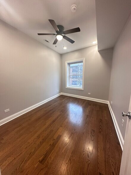 Building Photo - 1157 W Lunt Ave