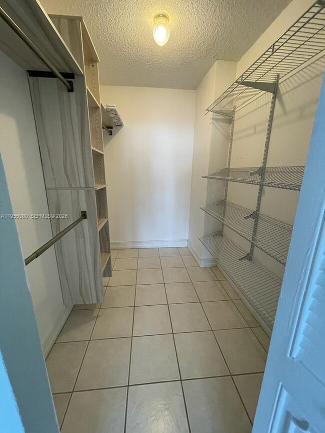 Building Photo - 1000 Parkview Dr