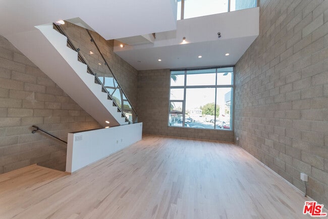 Building Photo - 717 Highland Ave