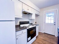 Building Photo - 200 Uhland Rd