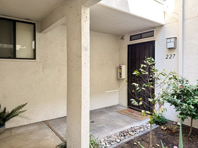 Building Photo - 1 Bedroom, 1 Bath Ground Floor Condo in the Heart of Mission Valley!