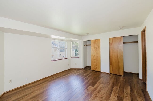 Building Photo - Desireable End Unit, Bremerton Triplex - A...