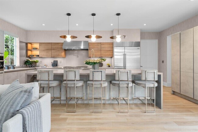 Building Photo - 2887 Pine Tree Dr