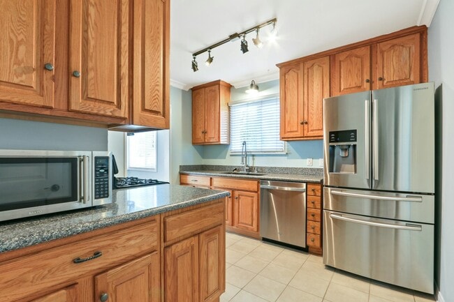 Building Photo - 1719 Marshallfield Ln