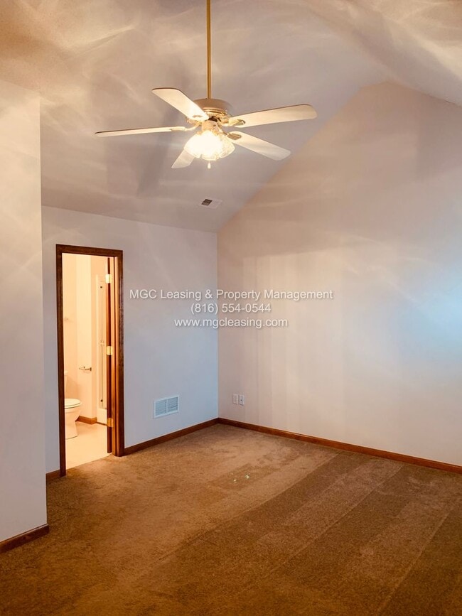 Building Photo - Spacious Raymore Townhome in Prime Remington Village Location