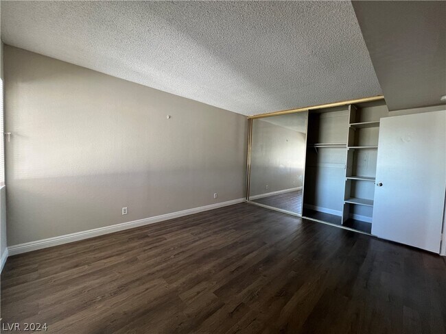 Building Photo - 1390 E Vegas Valley Dr