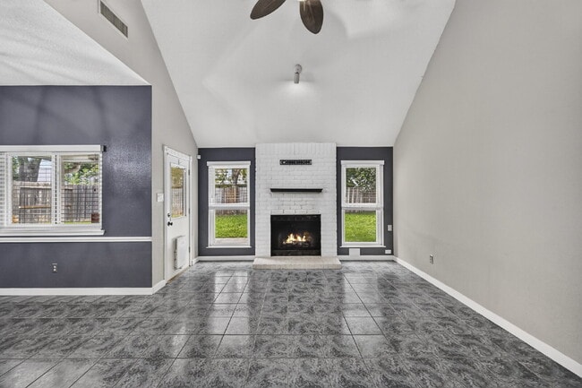 Building Photo - "Charming 3-Bed Oasis with Modern Touches & Granite Elegance in Houston!"