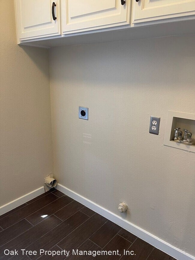 Building Photo - 3 br, 2.5 bath House - 10352 N. Doheny Drive