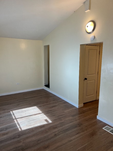 Building Photo - 705 W 81st St