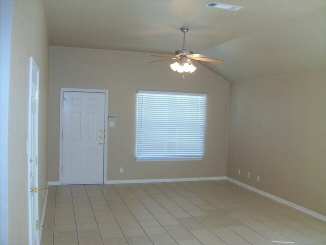 Building Photo - Charming Duplex with Great Features & Loca...