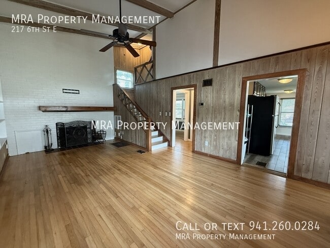 Building Photo - 217 6th St E