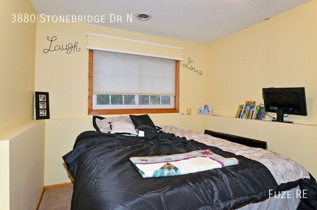 Building Photo - 3880 Stonebridge Dr N
