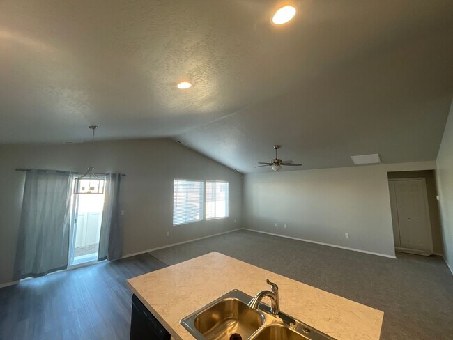 Building Photo - 3 bedroom, 2 bath home on a cul-de-sac