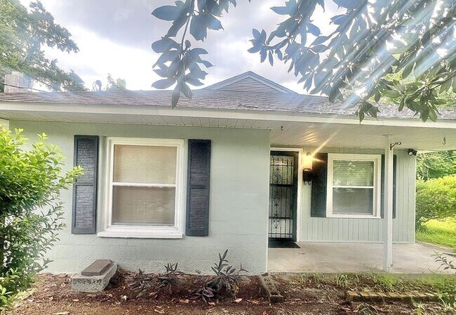 Building Photo - Cozy 2BR Cottage/No Carpet, large laundry ...