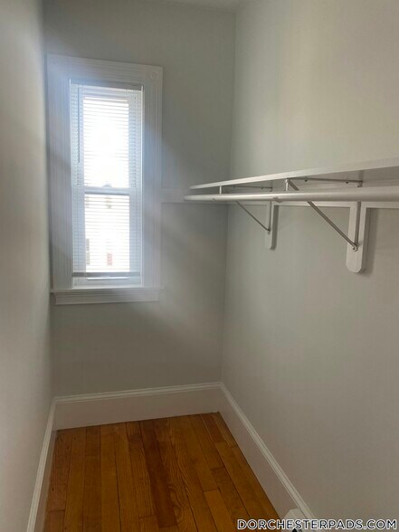 Building Photo - 15 Romsey St