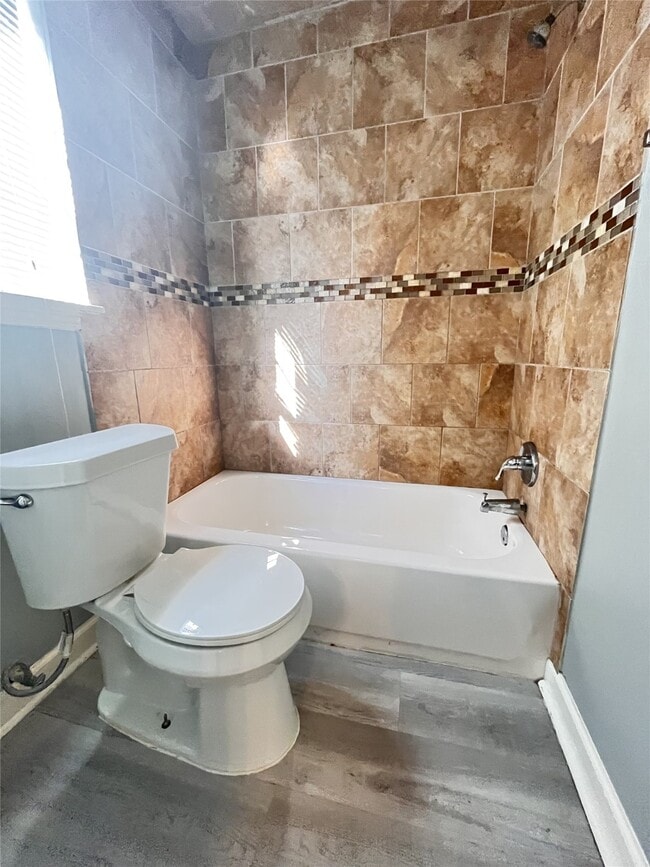 Building Photo - 911 Byrne St