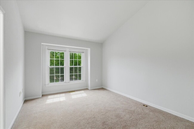 Building Photo - Welcome home to this beautifully updated and move-in-ready 3-bedroom, 3.5-bath townhouse