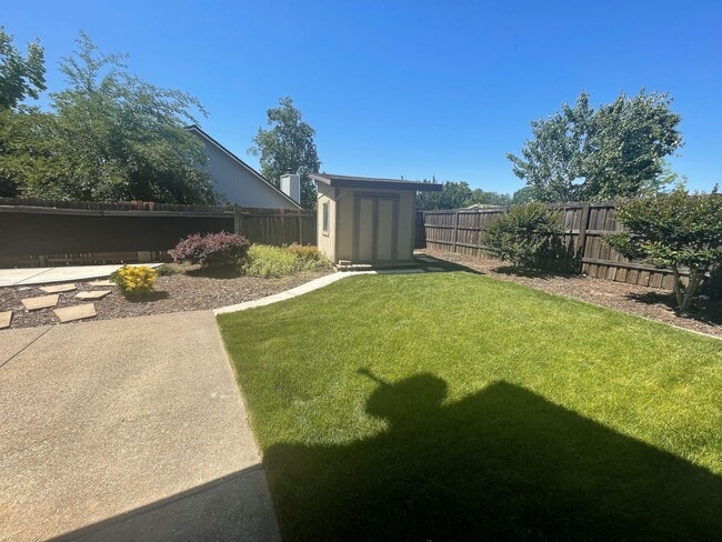 Building Photo - Completely Updated Roseville Townhouse available July 1st