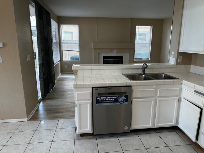Building Photo - Beautiful Orangecrest Rental – Move-In Ready!