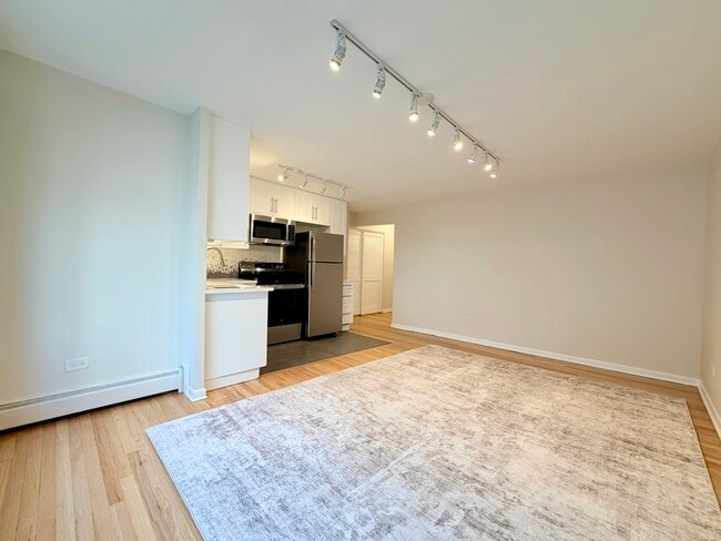 Building Photo - 526 W Roscoe St