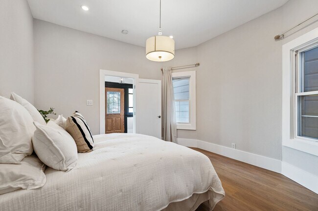 Building Photo - 115 Cuvier St