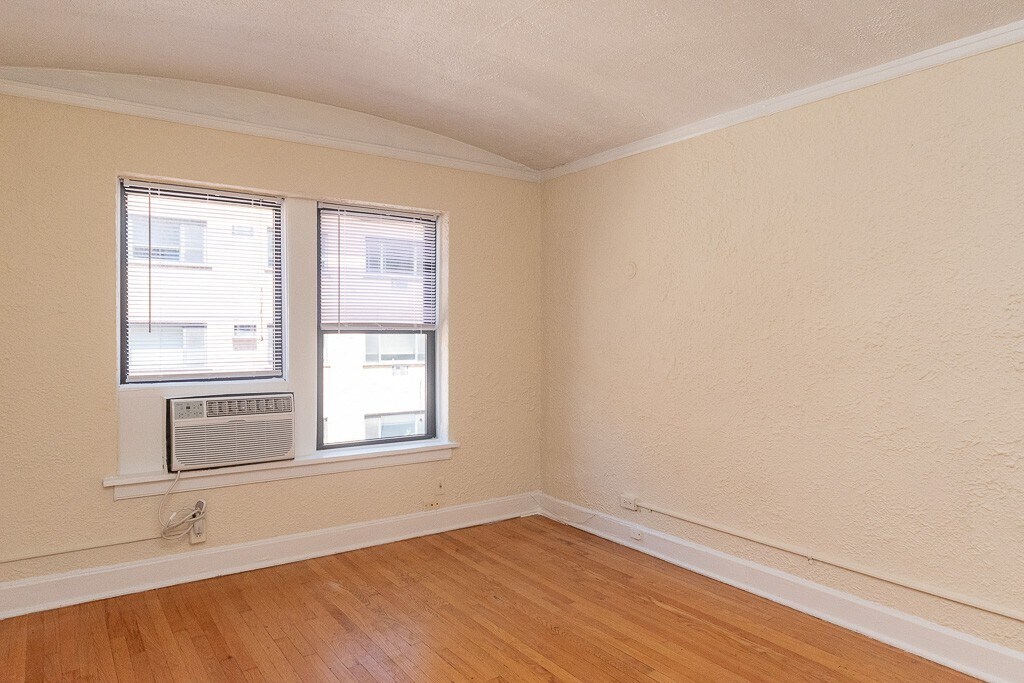 Building Photo - 556 W Arlington Pl