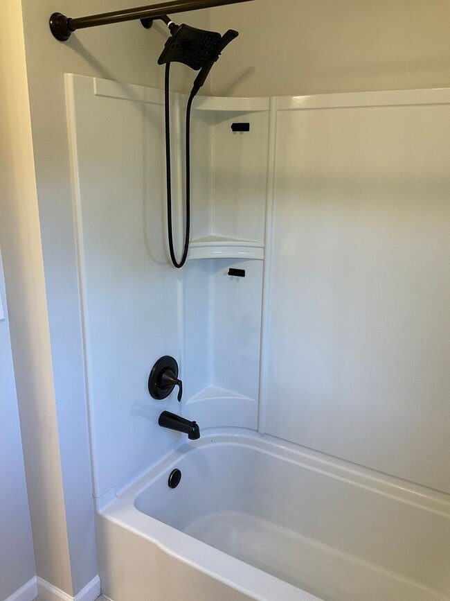 Building Photo - 104 Forest Oaks Dr