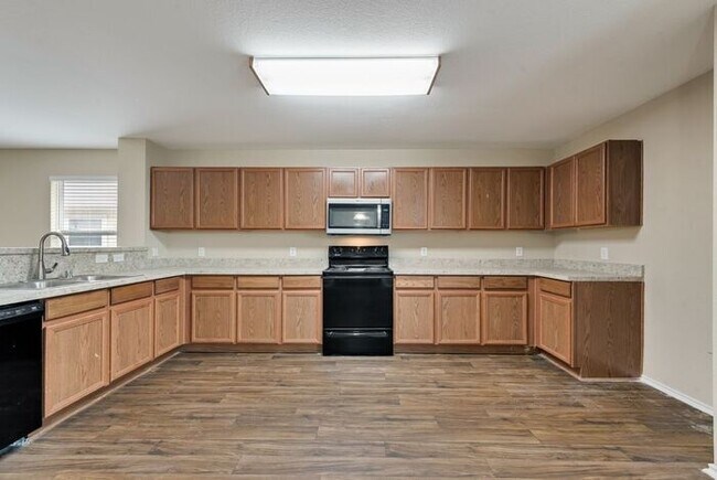 Building Photo - Newly updated home ready for move in