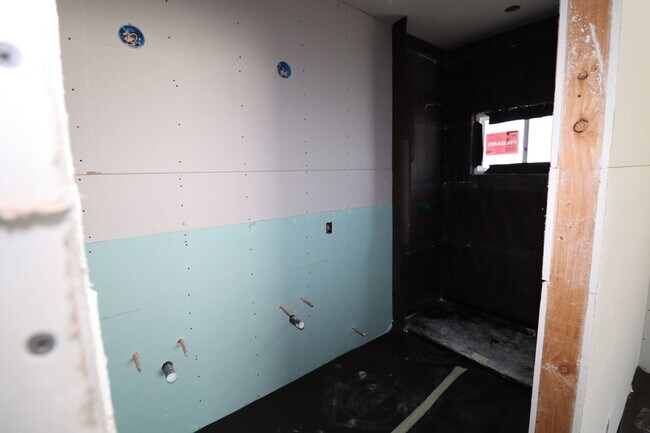 Building Photo - 684 N Cambridge St