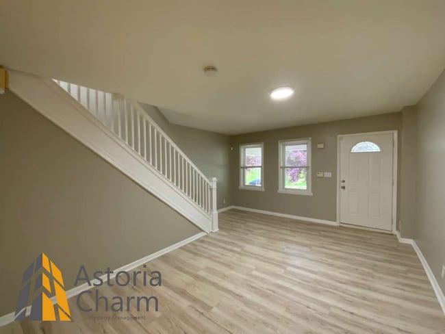Building Photo - 3 Bed with Finished Basement, Skylight Bath, and Private Yard