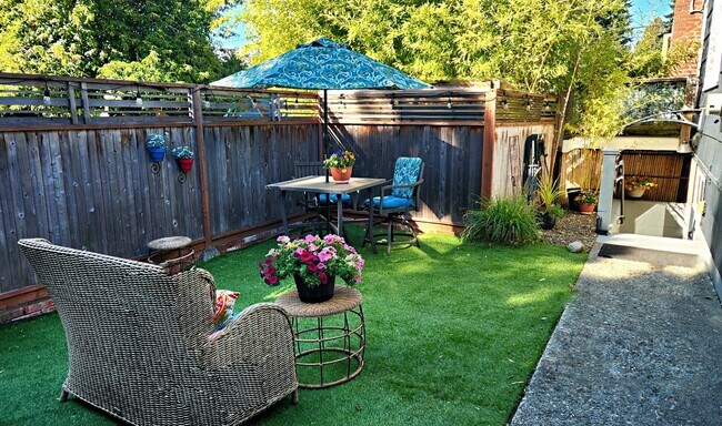 Building Photo - 11639 1st Ave NW