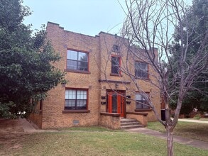 Building Photo - Vintage Charm Meets Downtown Convenience!