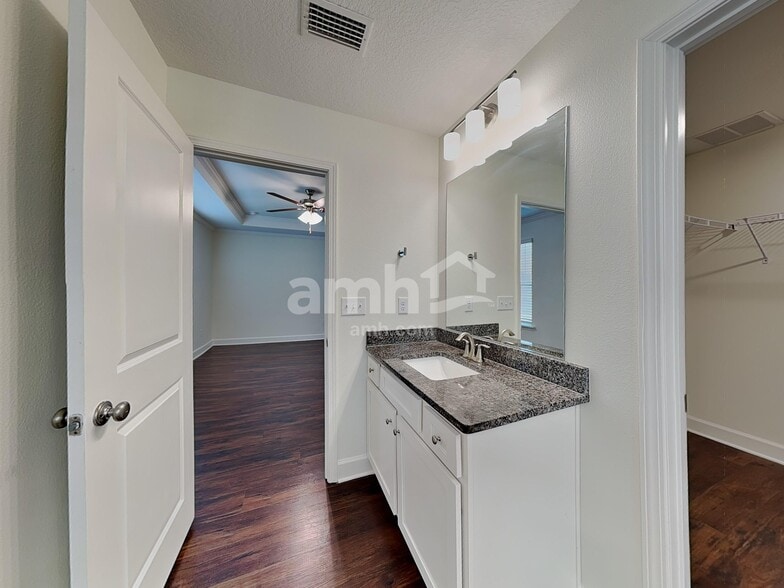 Building Photo - 1010 Tan Tara Trl