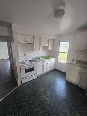 Building Photo - Two bedroom, 2nd floor apartment for rent in New Kensington