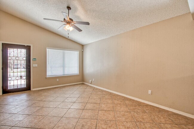 Building Photo - 1819 Shreya St