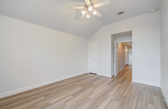 Building Photo - 624 E 39th St