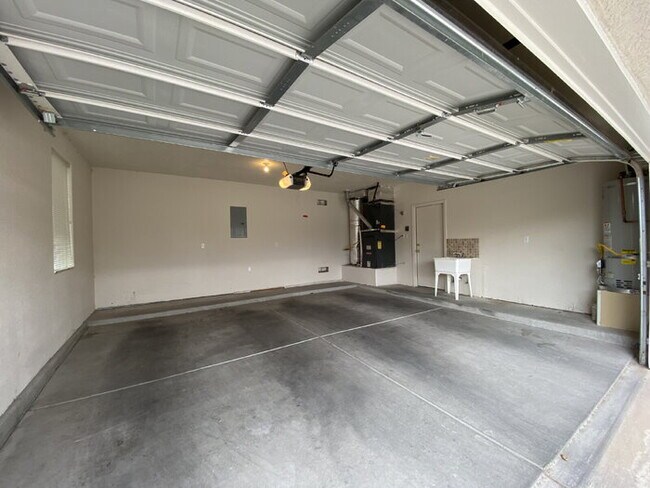 Building Photo - Large 5BR/2Story w/Balcony - Northern Meadows