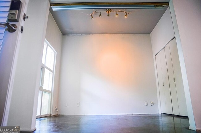 Building Photo - 1024 Hemphill Ave NW