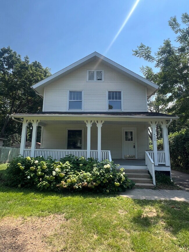 Building Photo - 3 bedroom / 2 bathroom home with Fenced Backyard For Rent on the Popular Kingman Blvd!