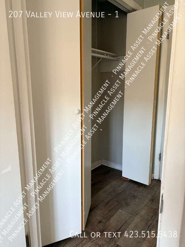 Building Photo - 207 Valley View Ave