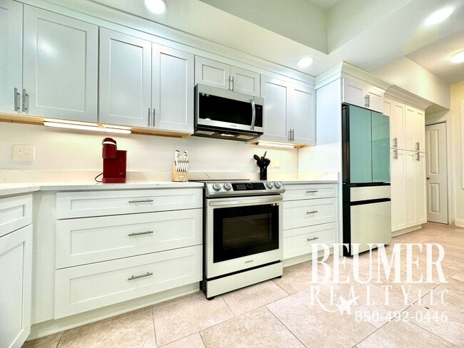 Building Photo - Upscale 3 BR 3 BA furnished Condo On the Gulf for 12 Month Lease