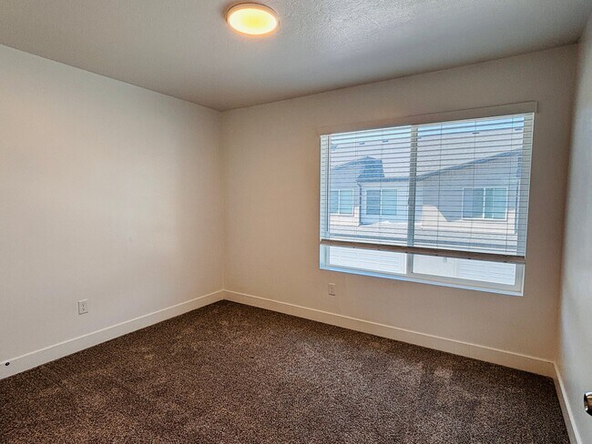 Building Photo - 426 W 85 S