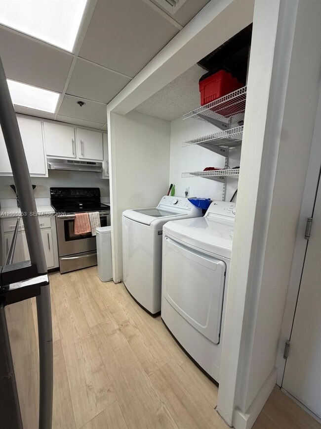 Building Photo - 540 Brickell Key Dr