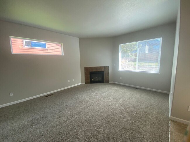 Building Photo - Reindeer Ave. Duplex