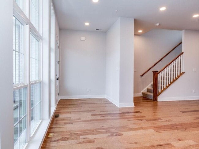 Building Photo - LUXURY  TOWNHOME FOR LEASE
