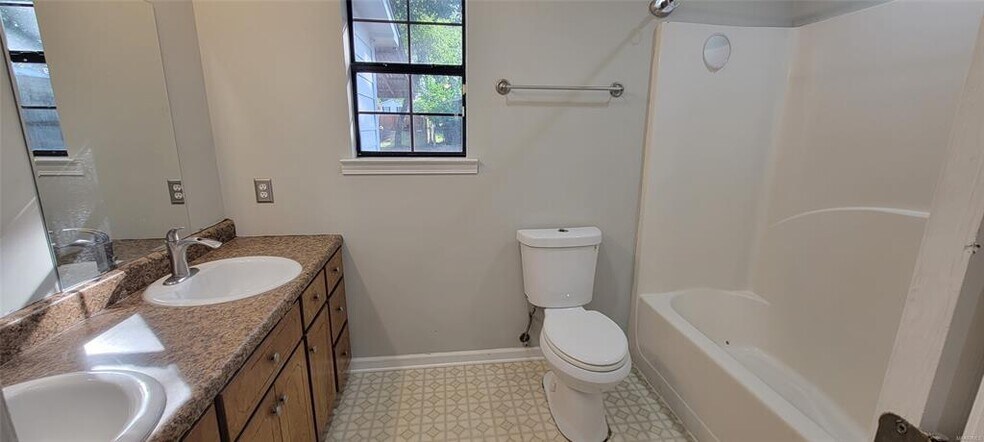 Building Photo - 135 Daffodil Dr